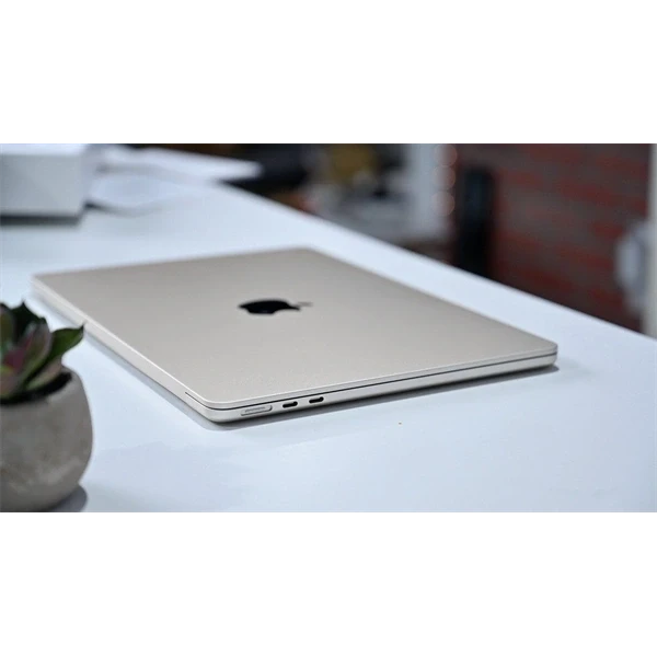 Apple MacBook Air 2022 13,6"/M2 chip és 10 magos GPU/8GB/512GB SSD/Cseh/ezüst laptop (Felújított,batteryCARE+)