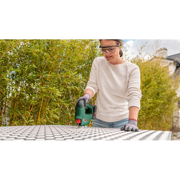 Bosch EasySaw 18V-70 akkumulátoros beszúrófűrész Bosch EasySaw 18V-70 akkumulátoros beszúrófűrész