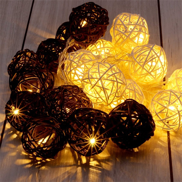 Iris Gömb alakú fonott/rattan/4m/fehér + barna/20db LED-es/3xAA elemes fényfüzér, fénydekoráció Iris Gömb alakú fonott/rattan/4m/fehér + barna/20db LED-es/3xAA elemes fényfüzér, fénydekoráció
